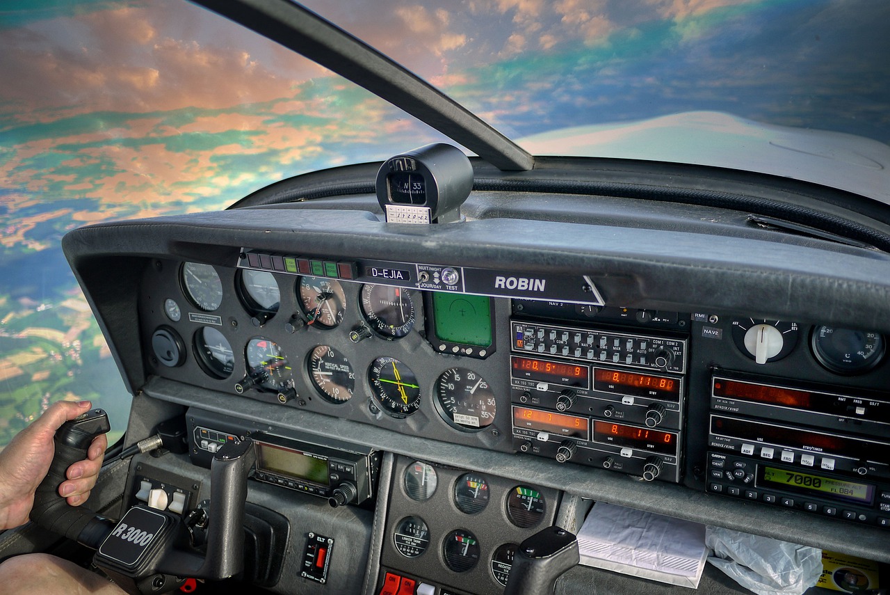 Equipo de radio para comunicaciones aeronauticas y nauticas